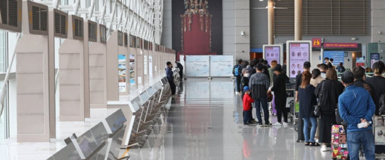 '보복여행' 심리가 커지면서 항공편 이용객 수가 올해 초 대비 크게 증가했다. 하지만 항공권 가격이 여전히 바닥권이어서 항공사들의 수익성 개선은 더딜 전망이다. 사진은 여행사 부스가 비어있는 인천공항 터미널. <연합뉴스>